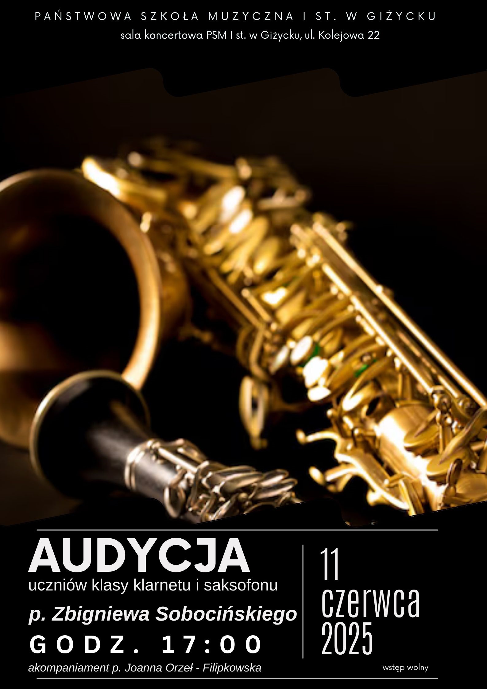 Plakat w pionie informujący o popisie uczniów klasy klarnetu i saksofonu, który odbędzie się 11 czerwca o godzinie 17:00. Głównym elementem plakatu jest zdjęcie saksofonu i klarnetu. Cały plakat w kolorystyce czerni. U dołu plakatu jasnymi listerami data i godzina wydarzenia.