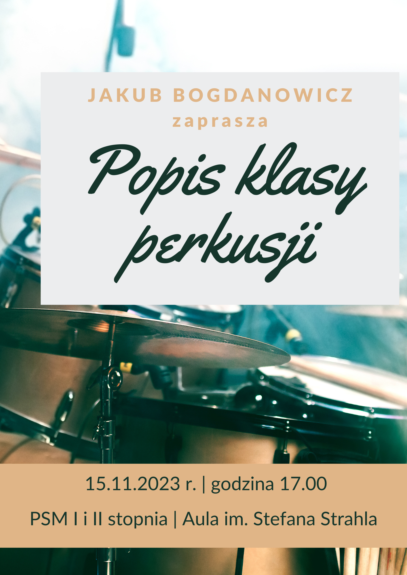 Napisy na białym tle: pomarańczowy: Jakub Bogdanowicz zaprasza, czarny: popis klasy perkusji. Napisy na pomarańczowym tle 15.11.2023, godzina 17:00 PSM I i II stopnia, Aula im. Stefana Strahla. Na zdjęciu widoczny w dużym zbliżeniu zestaw perkusyjny : bębny i talerze. 