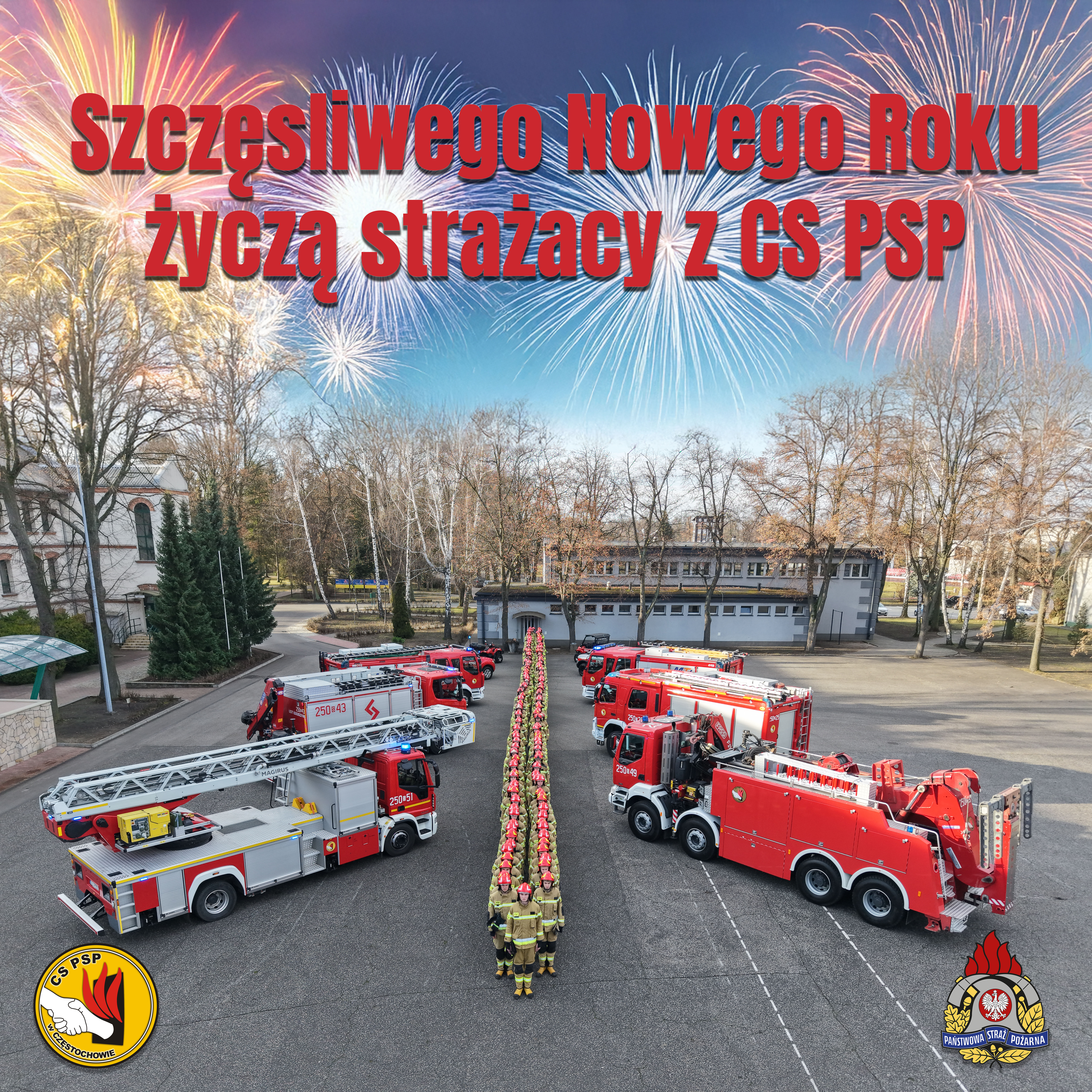 Plac wewnętrzny Szkoły na którym stoją ustawieni wzdłuż w dwóch rzędach strażacy, po lewej stronie ustawionych strażaków stojące wozy bojowe CS PSP, po prawej stronie stawionych strażaków również stojące wozy bojowe CS PSP. U góry na tle nieba na którym rozbłyskują fajerwerki czerwony napis "Szczęśliwego Nowego Roku życzą strażacy z CS PSP". U dołu po lewej grafika z logo CS PSP po prawej grafika z logo PSP