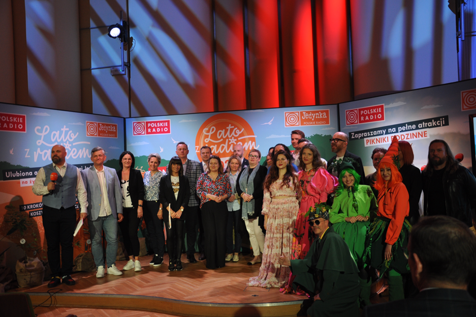 Zdjęcie z konferencji prasowej Programu Pierwszego Polskiego Radia inaugurująca trasę „Lata z Radiem”. Na zdjęciu widoczni są przedstawiciele sponsorów imprezy.