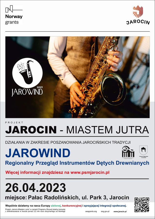 Zdjęcie przedstawia tułów elegancko ubranego mężczyzny, który gra na saksofonie. Po lewej stronie znajduje się logo przeglądu - saksofon i drobne nuty na białym tle. Poniżej widnieją dane na temat wydarzenia, logo PSM I st. w Jarocinie, logo Muzeum Regionalnego w Jarocinie i kod QR. 