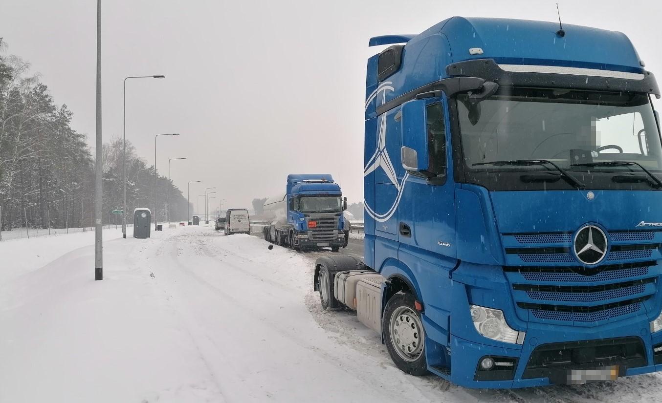 Ciężarówka zatrzymana do kontroli drogowej przez ITD.