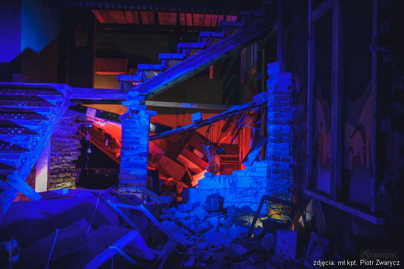 Zdjęcie przedstawia pozorację zawalonej części budynku mieszkalnego