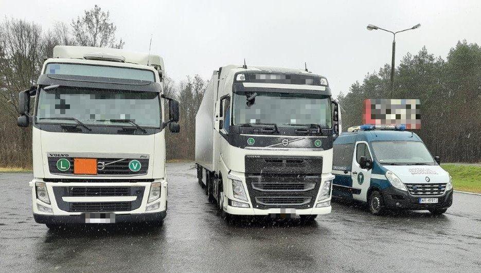 Radiowóz ITD i zatrzymana ciężarówka