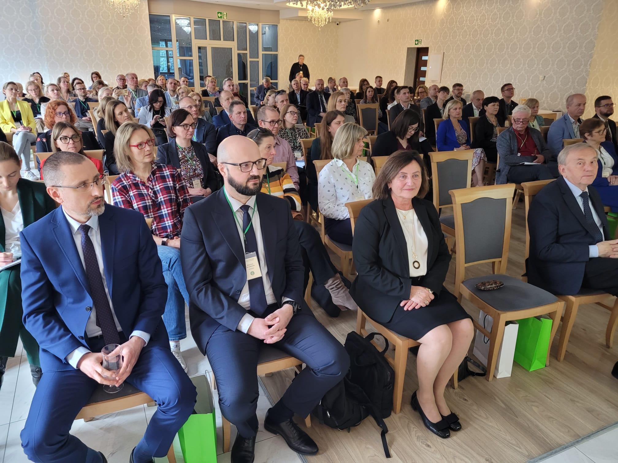 Zdjęcie przedstawia GGK Alicję Kulkę oraz uczestników podczas Kaliskiej Konferencji Naukowo-Technicznej