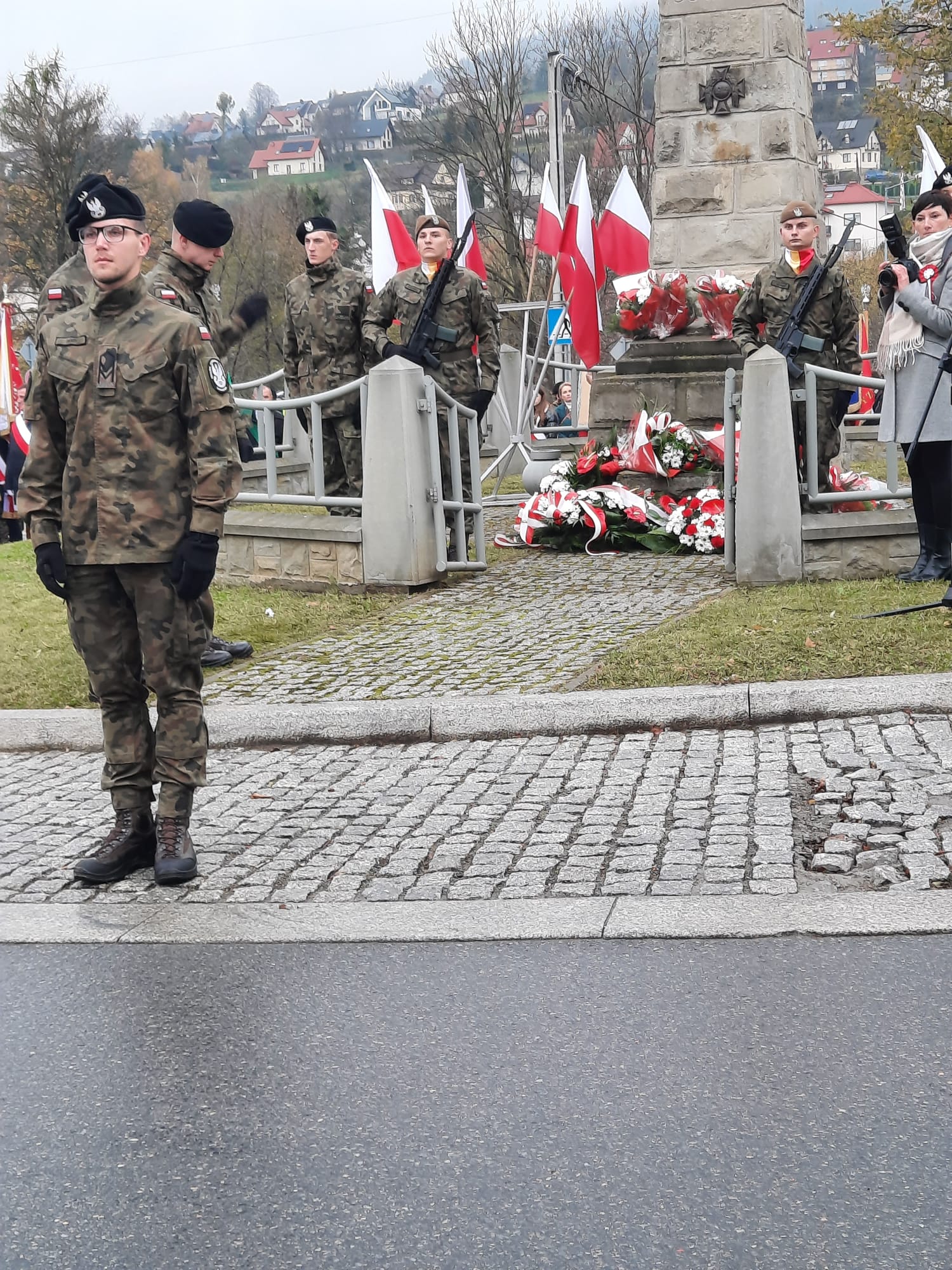 Zdjęcie przedstawiające pomnik NIeznanego Żołnierza podczas obchodów 105 rocznicy odzyskania niepodległości.