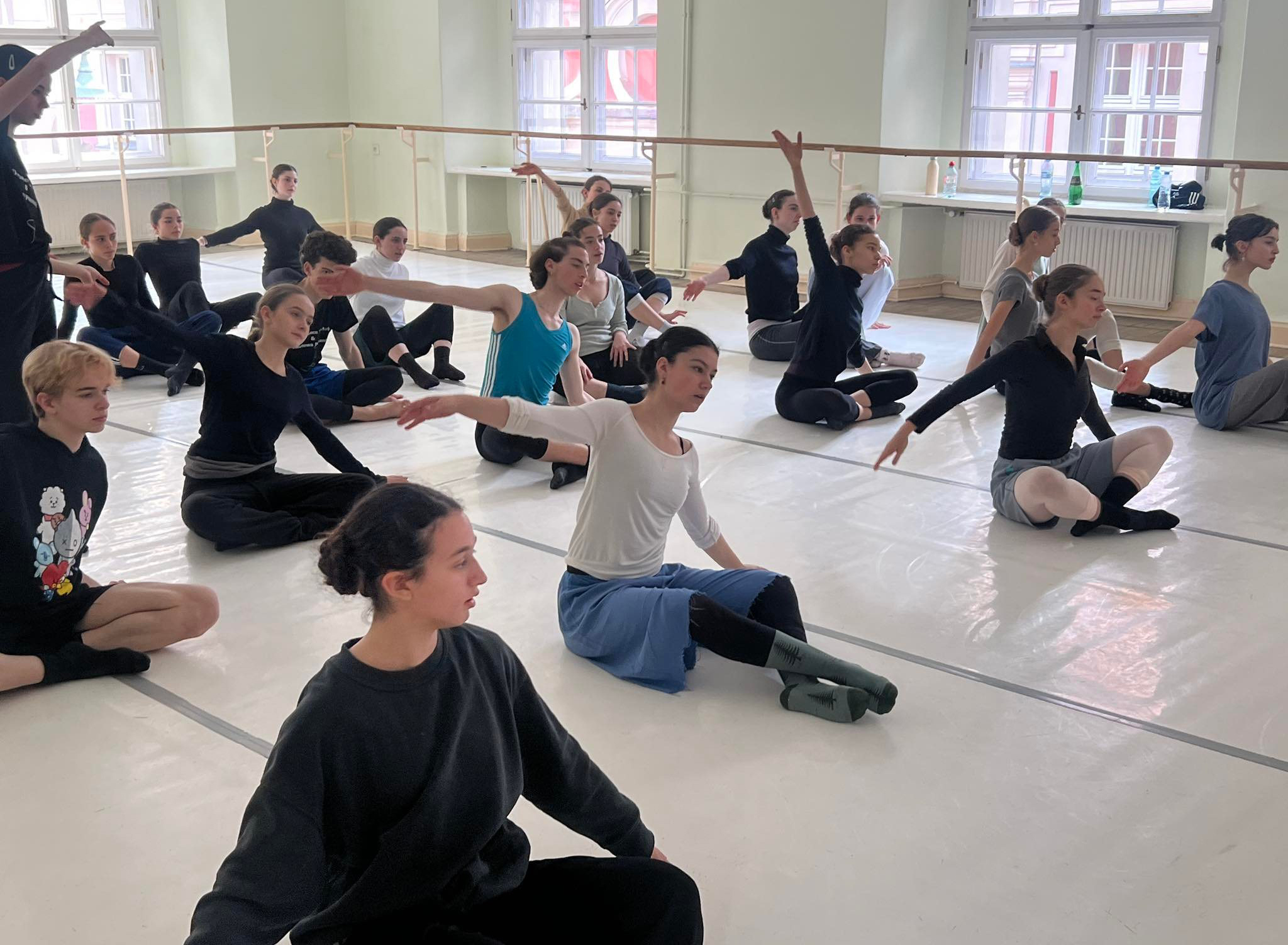 Tancerze i tancerki podczas ćwiczeń