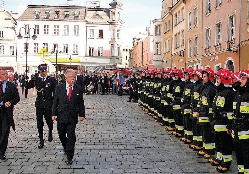 Zdjęcie przedstawia Prezydenta RP Lecha Kaczyńskiego który dokonuje przegląd pododdziałów PSP.