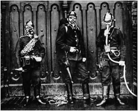 Strażacy w aparatach oddechowych. Fotografia z ok. 1900 r. 