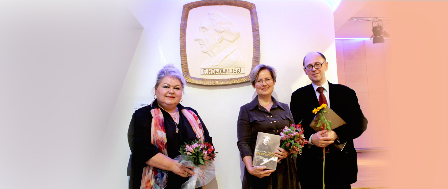 Grafika przedstawia gości spotkania literackiego na tle plafonu z Feliksem Nowowiejskim=m