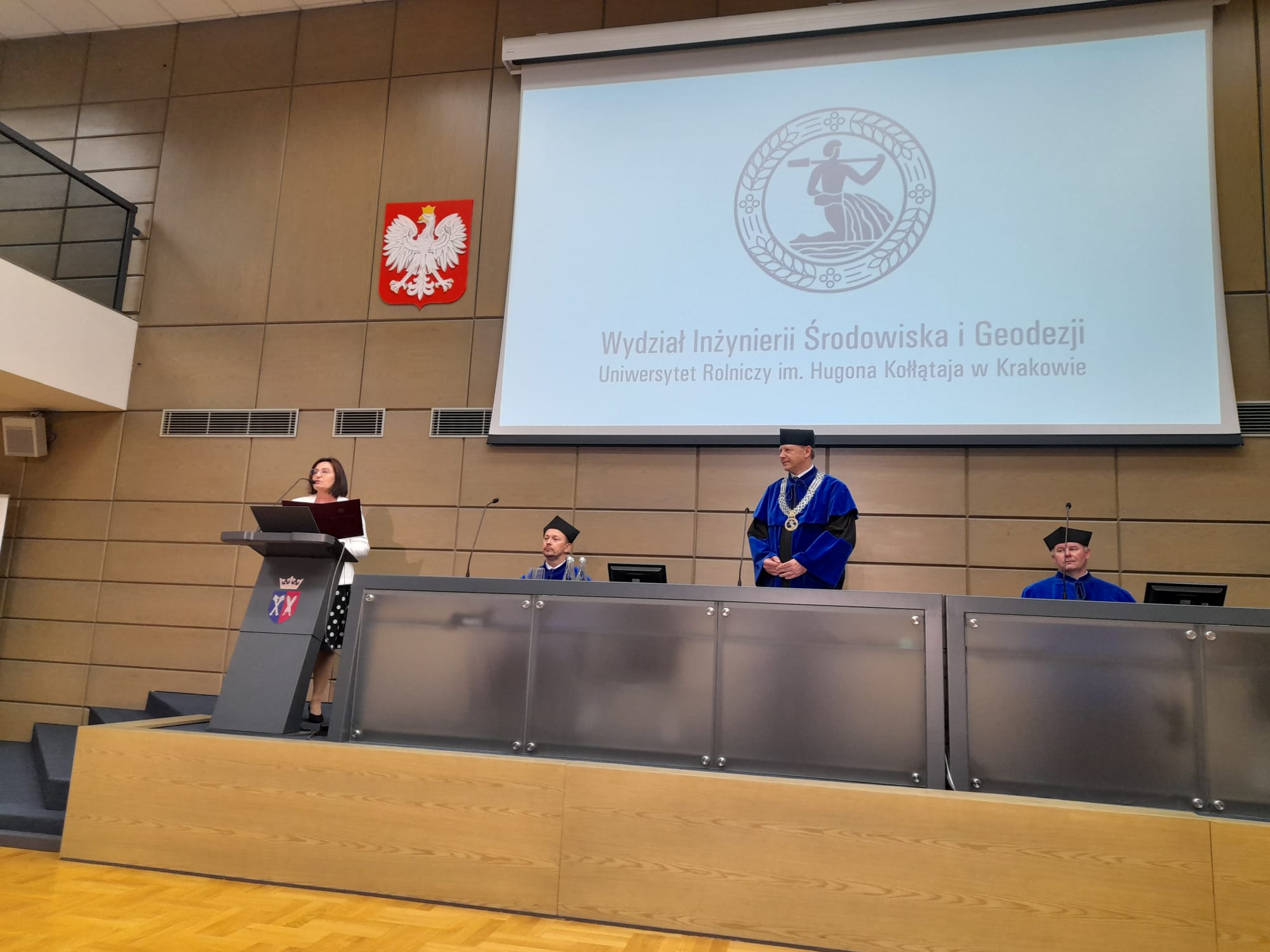 Główny Geodeta Kraju Alicja Kulka przemawia podczas Inauguracji Roku Akademickiego na Wydziale Inżynierii Środowiska i Geodezji Uniwersytetu Rolniczego w Krakowie