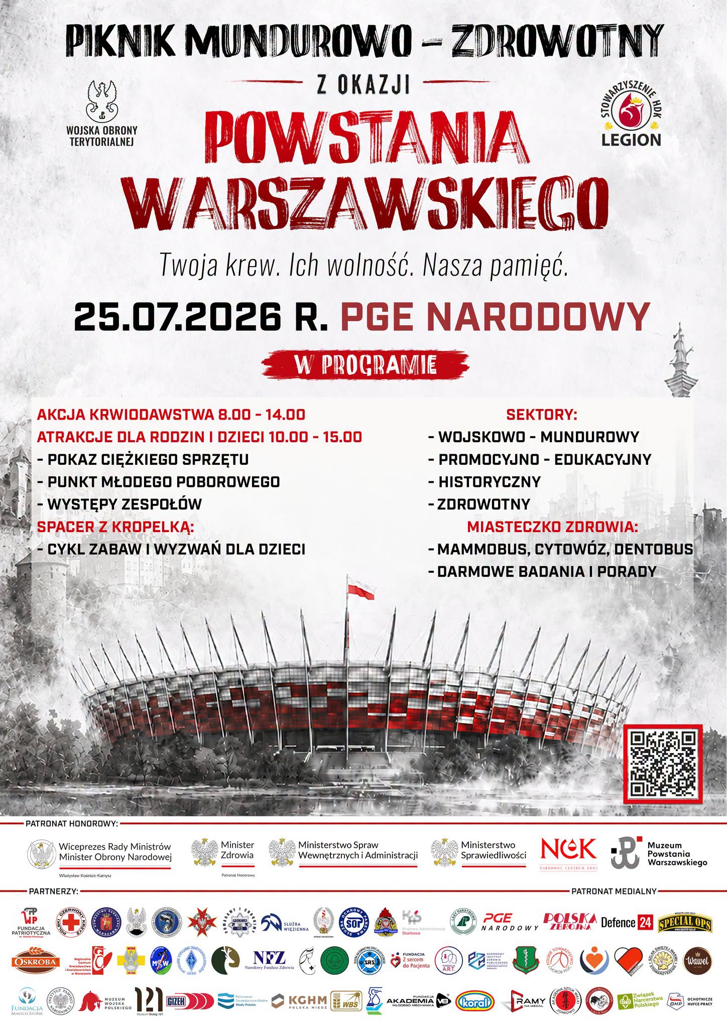 Pionowy plakat informacyjny formatu A4. Górna część powiela układ graficzny i napisy z baneru nagłówkowego (Piknik Mundurowo-Zdrowotny z okazji Powstania Warszawskiego). W dolnej części znajduje się zdjęcie stadionu PGE Narodowy w Warszawie z widoczną polską flagą na dachu, otoczone mgłą w odcieniach szarości. Na samym dole umieszczono szeroki panel z logotypami patronów i partnerów wydarzenia. Kluczowe informacje organizacyjne (środek plakatu): Data i miejsce: Czarny, pogrubiony napis: 25.07.2026 R. PGE NARODOWY Poniżej czerwona grafika przypominająca ślad pędzla z białym napisem: W PROGRAMIE Szczegóły programu (dwie kolumny tekstu): Kolumna lewa (czerwone nagłówki i czarna treść): AKCJA KRWIODAWSTWA 8.00 - 14.00 ATRAKCJE DLA RODZIN I DZIECI 10.00 - 15.00 POKAZ CIĘŻKIEGO SPRZĘTU PUNKT MŁODEGO POBOROWEGO WYSTĘPY ZESPOŁÓW SPACER Z KROPELKĄ: CYKL ZABAW I WYZWAŃ DLA DZIECI Kolumna prawa (czerwone nagłówki i czarna treść): SEKTORY: WOJSKOWO - MUNDUROWO, PROMOCYJNO - EDUKACYJNY, HISTORYCZNY, ZDROWOTNY MIASTECZKO ZDROWIA: MAMMOBUS, CYTOWÓZ, DENTOBUS – DARMOWE BADANIA I PORADY W prawym dolnym rogu zdjęcia stadionu znajduje się biało-czerwony kod QR. Pasek sponsorski i patronaty (na białym tle na samym dole): Patronat Honorowy: Wiceprezes Rady Ministrów Minister Obrony Narodowej (Władysław Kosiniak-Kamysz), Minister Zdrowia, Ministerstwo Spraw Wewnętrznych i Administracji, Ministerstwo Sprawiedliwości, Narodowe Centrum Kultury (NCK), Muzeum Powstania Warszawskiego. Patronat Medialny: PGE Narodowy, Polska Zbrojna, Defence24, Special Ops. Partnerzy: Mozaika kilkudziesięciu logotypów instytucji państwowych, medycznych, służb mundurowych oraz firm prywatnych (m.in. NFZ, PCK, Wojsko Polskie, KGHM, Służba Więzienna, Straż Graniczna, Piekarnia Oskroba, Wawel, Koral).