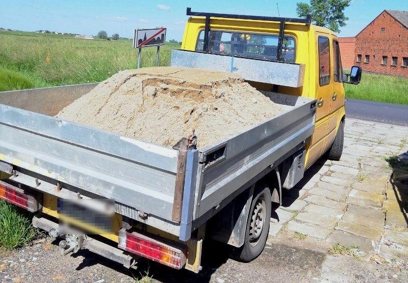Samochód dostawczy przewożący piach