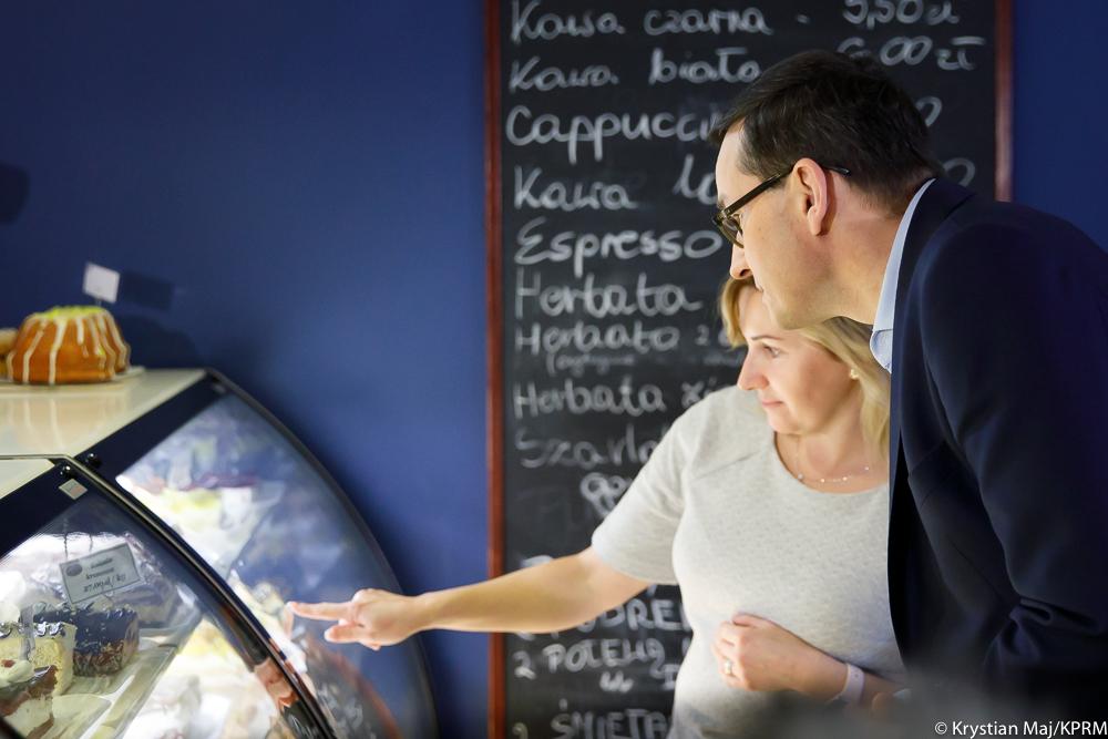 Premier Mateusz Morawiecki z właścicielką cukierni.