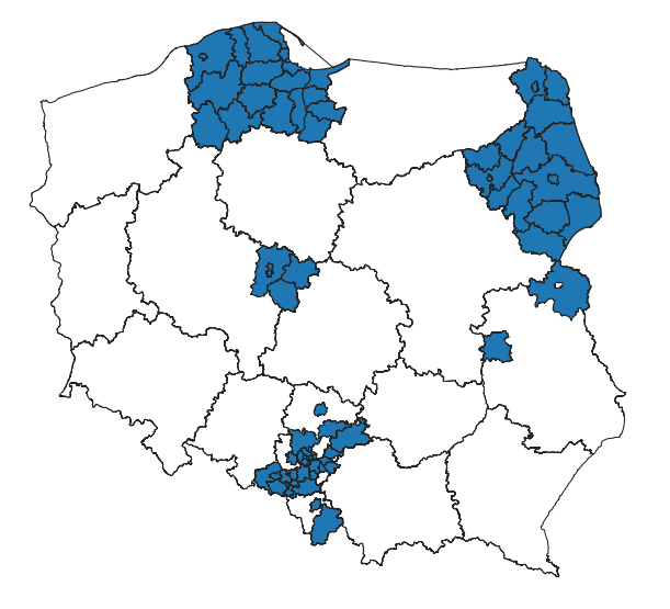 Ilustracja przedstawiająca mapę podziału Polski na województwa z zaznaczonymi powiatami, dla których wykonano weryfikację nazw miejscowości w PRNG.