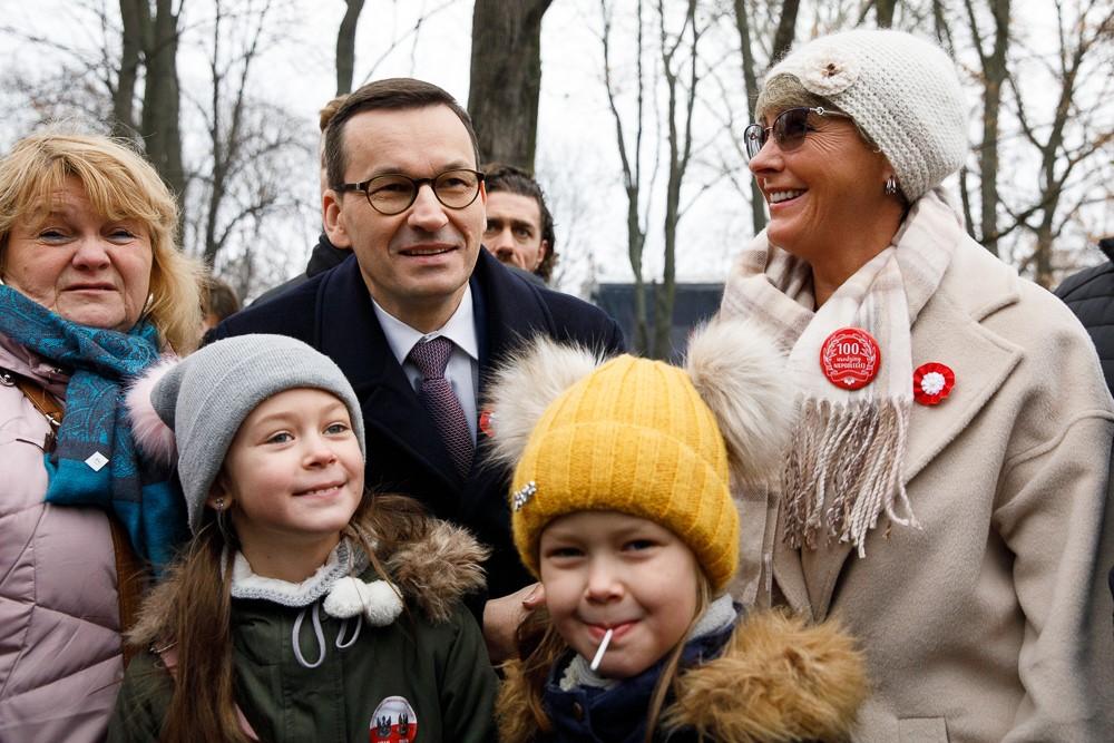 Wspólne zdjęcie premiera Mateusza Morawieckiego z uczestnikami pikniku rodzinnego w KPRM.