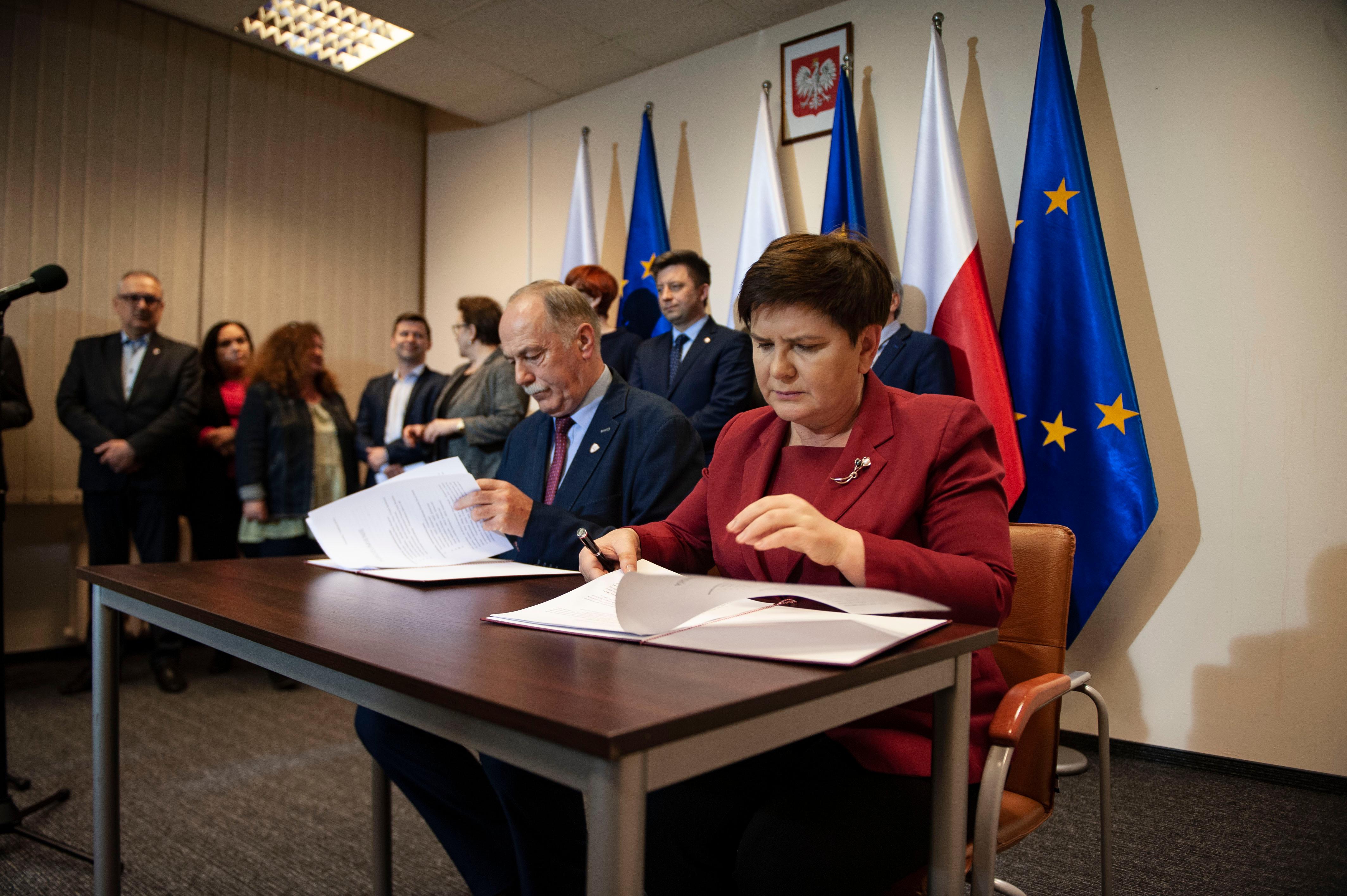 Premier Beata Szydło podpisuje porozumienie.