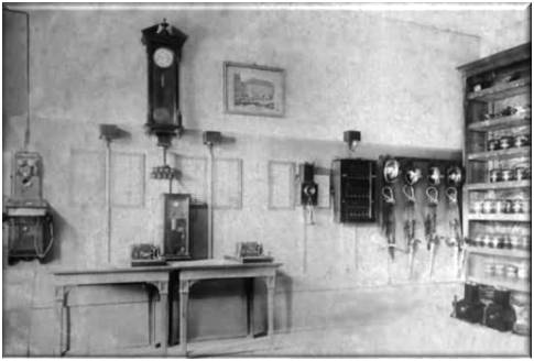Pomieszczenie telegrafu pożarnego w budynku straży przy ul. Kolejowej. Fotografia z ok. 1900 r.
