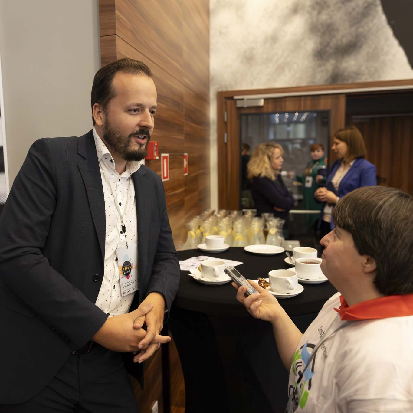 Uczestnik konferencji udziela wywiadu dziennikarce radia SoVo.