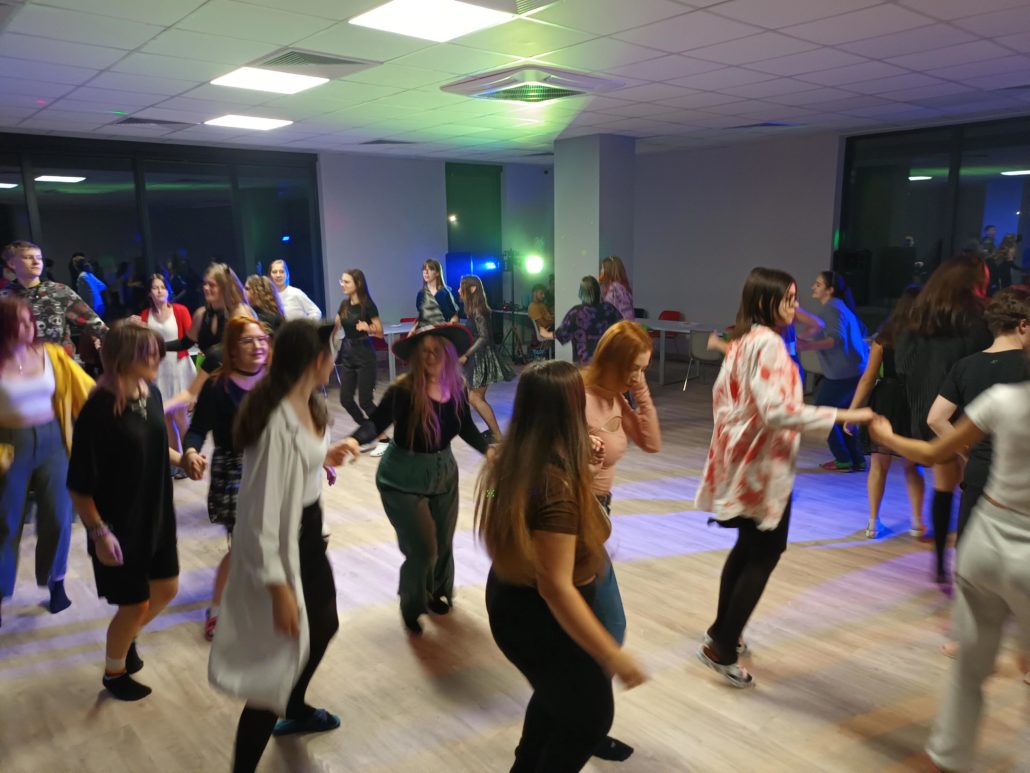 DYSKOTEKA W INTERNACIE