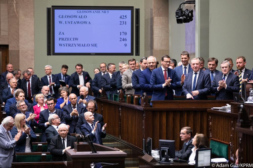 Posłowie i ministrowie na sali sejmowej.