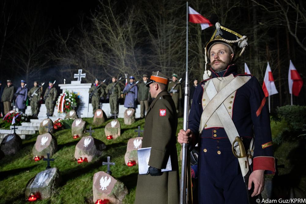 Żołnierz na baczność.