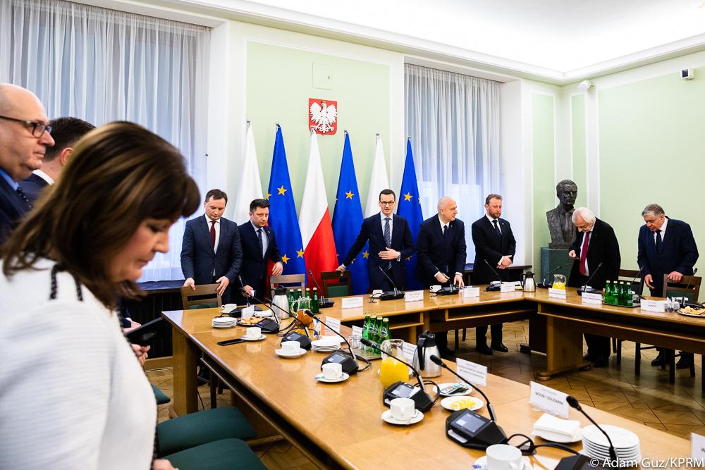 Premier Mateusz Morawiecki i liderzy klubów i kół parlamentarnych na spotkaniu.