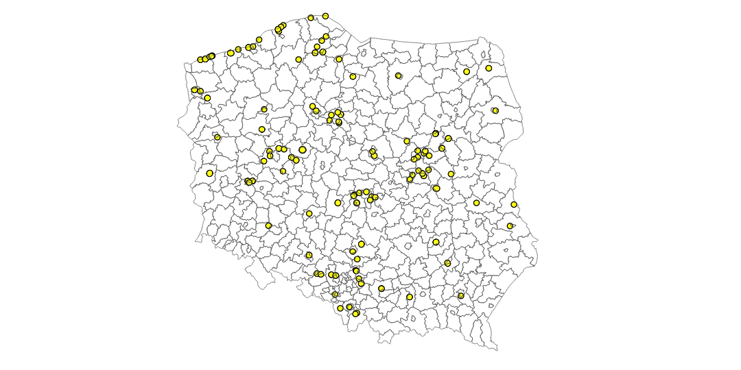 Mapa powiatów z zaznaczonymi miejscami, w których są ulice wakacyjne