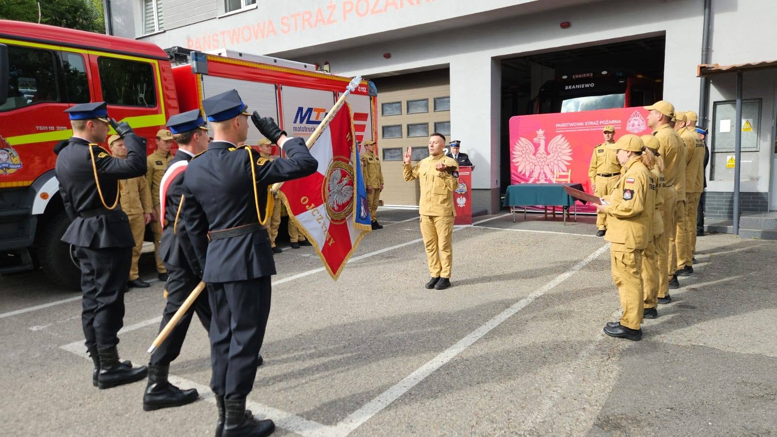 Ślubowanie nowo przyjętego strażaka Państwowej Straży Pożarnej 