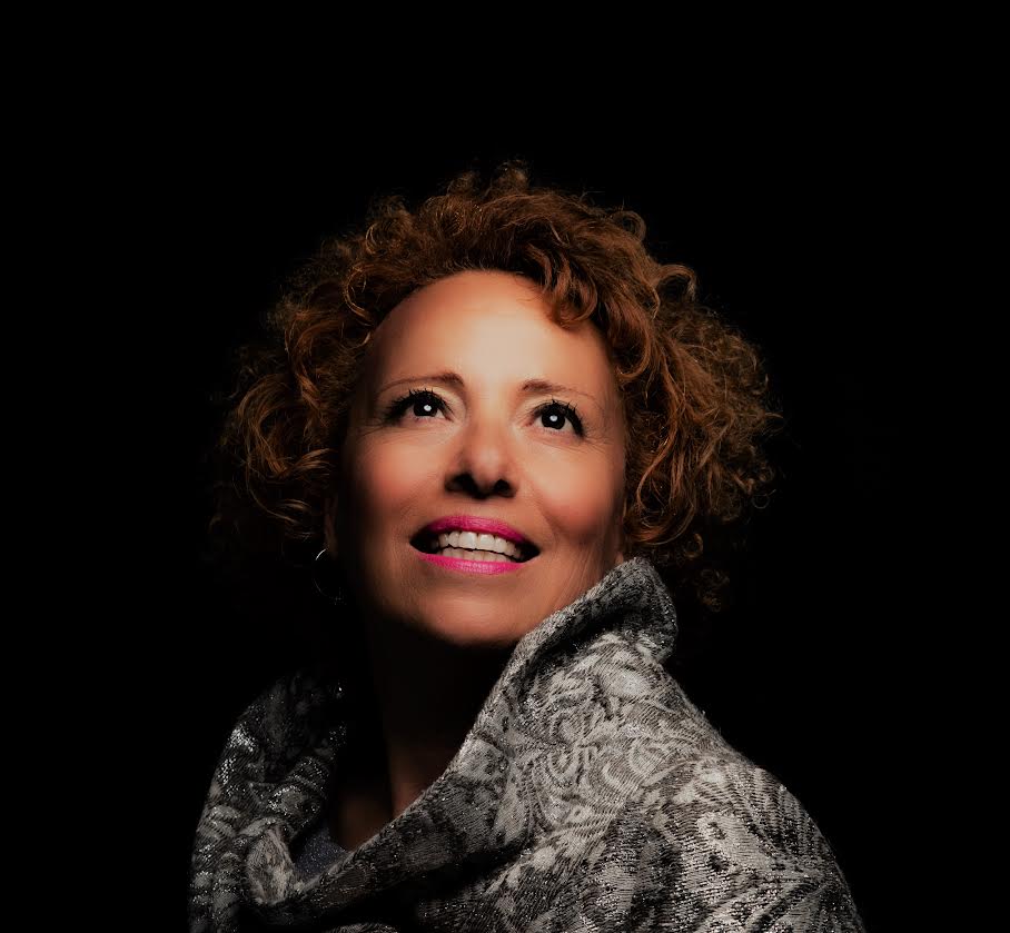 Zdjęcie portretowe śpiewaczki Angeli Papale