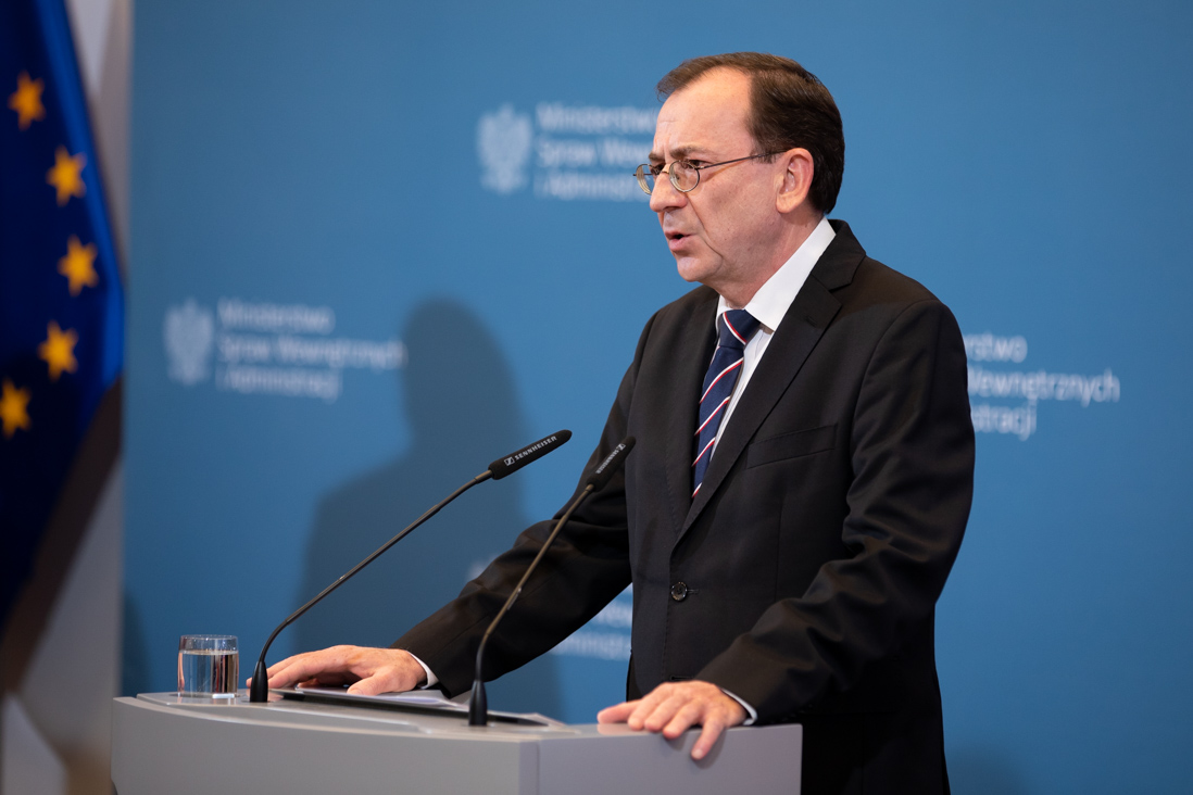 Zdjęcie przedstawia ministra spraw wewnętrznych i administracji Mariusza Kamińskiego przemawiającego w trakcie konferencji poświęconej modernizacji służb mundurowych.