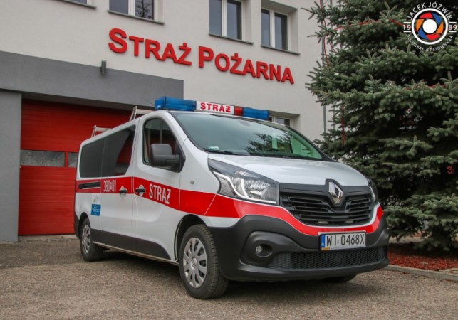 Samochód Mikrobus Trafic przed budynkiem KM PSP Siedlce.