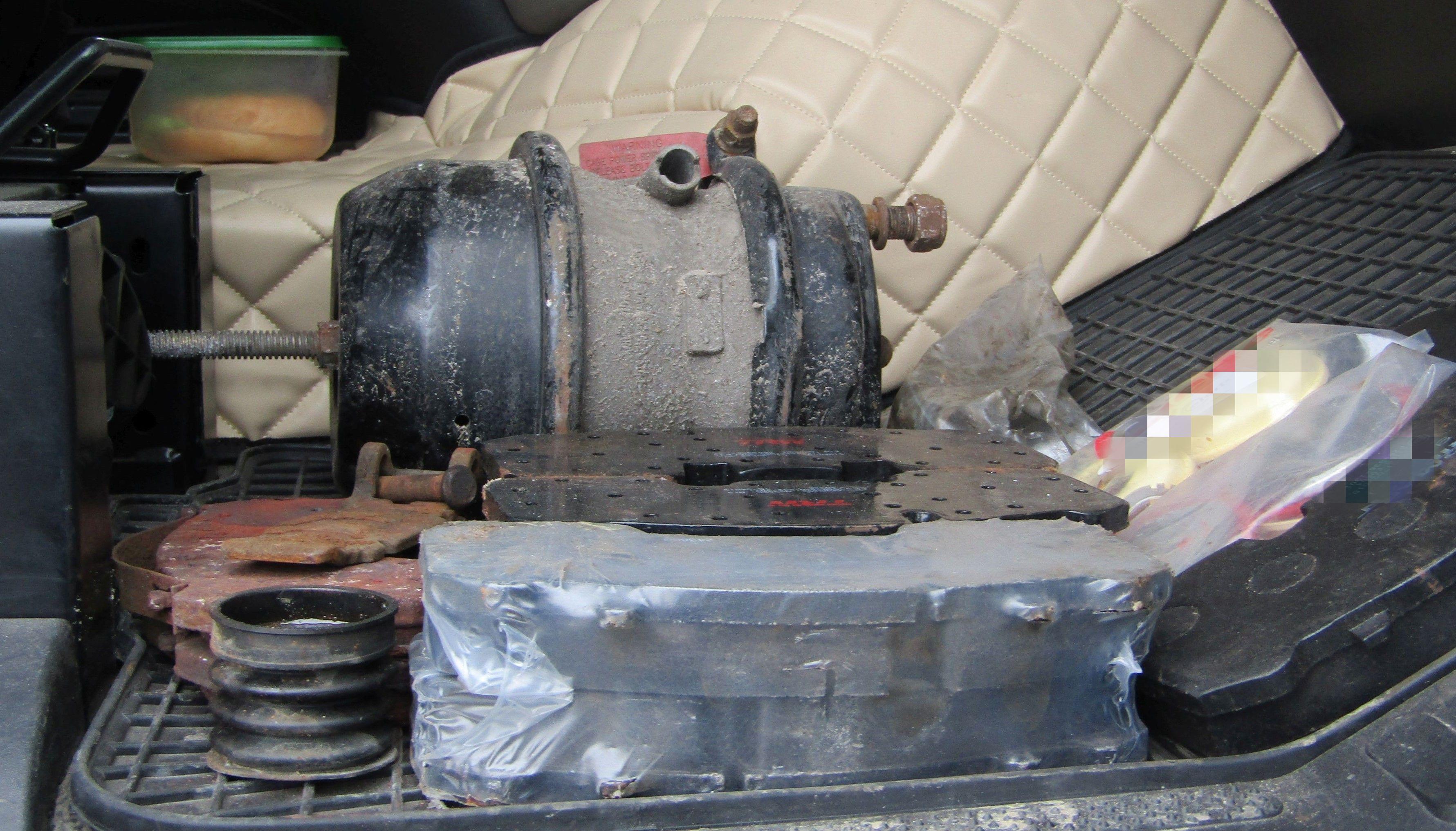 Elementy układu hamulcowego naczepy leżały na podłodze w kabinie ciężarówki.