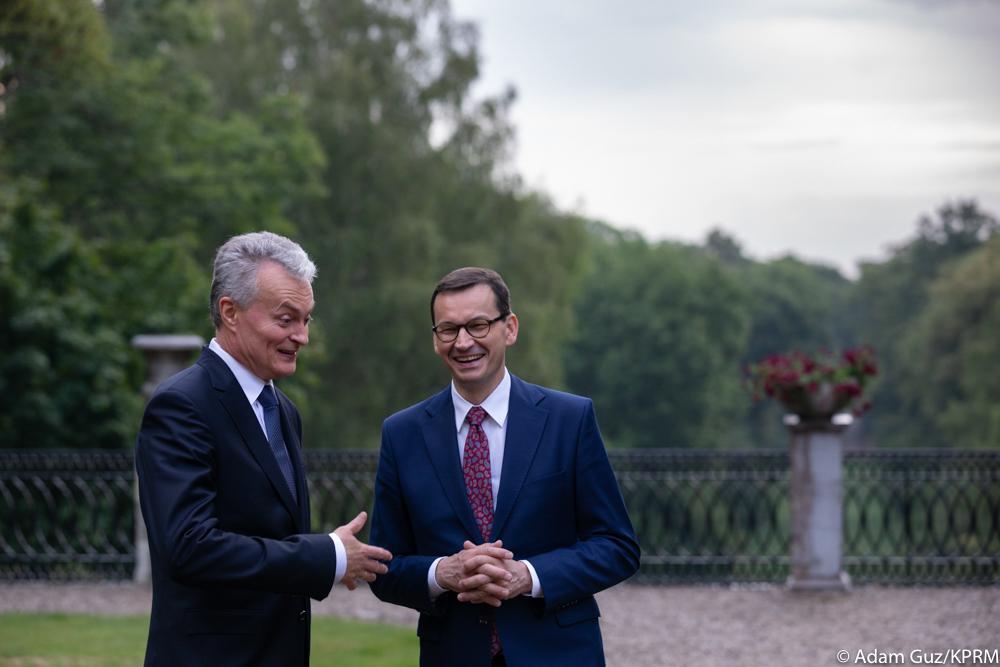 Premier Matuesz Morawiecki stoi z prezydentem Litwy.