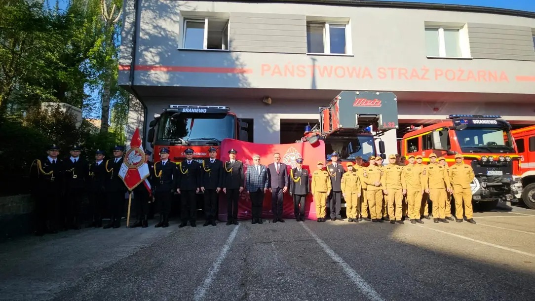 2 maja - uroczyste podniesienie Flagi w jednostce Państwowej Straży Pożarnej w Braniewie