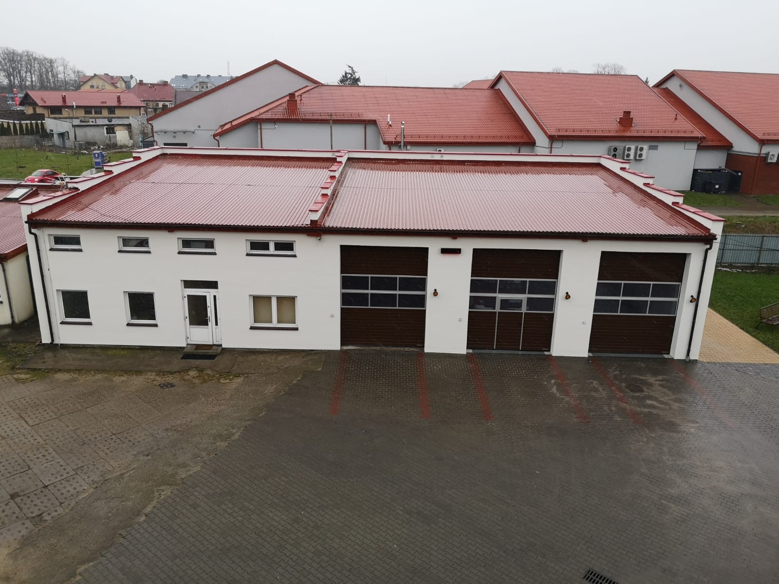 Zdjęcie przedstawia budynek magazynowo - garażowy po termomodernizacji 