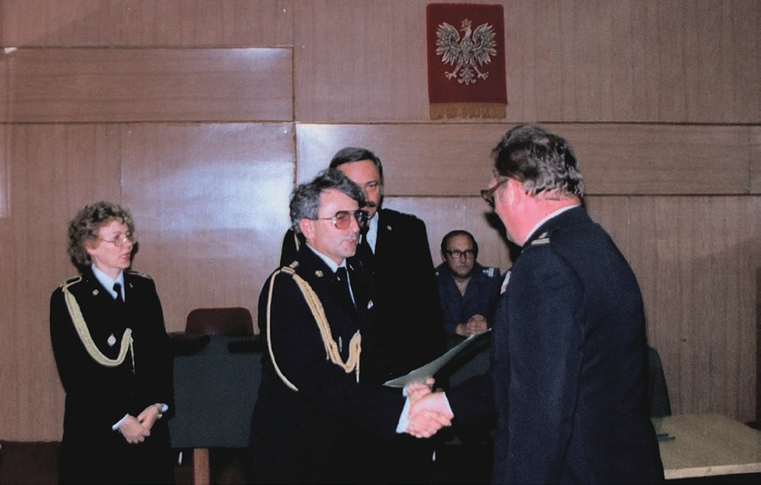 Zdjęcie przedstawia moment wręczania aktu powołania bryg. mgr. Stanisławowi Pacynie – Komendantowi Szkoły Podoficerskiej PSP w Opolu przez Komendanta Głównego PSP.