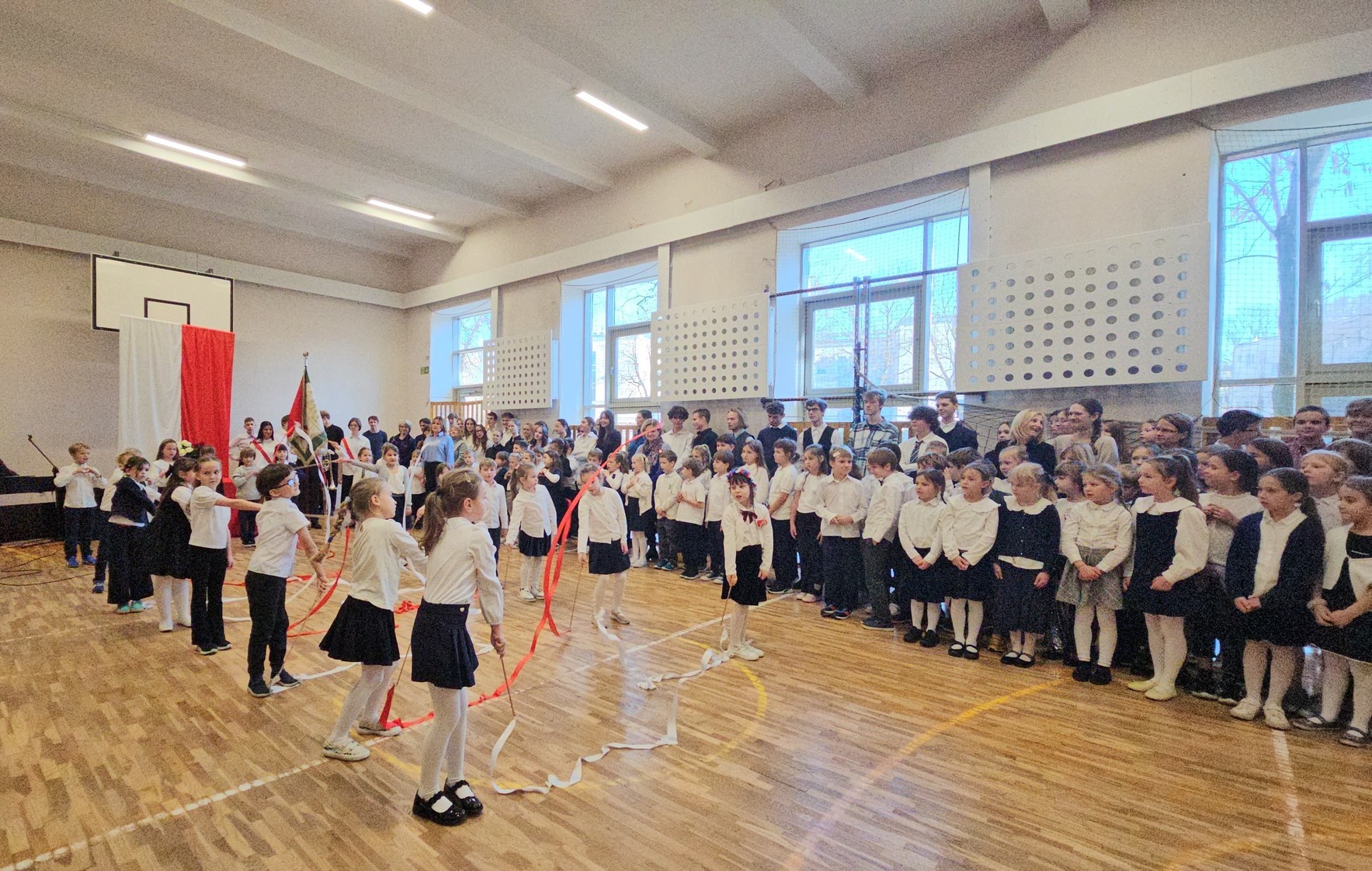 Uroczystość na sali gimnastycznej z okazji 107 rocznicy odzyskania Niepodległości Polski