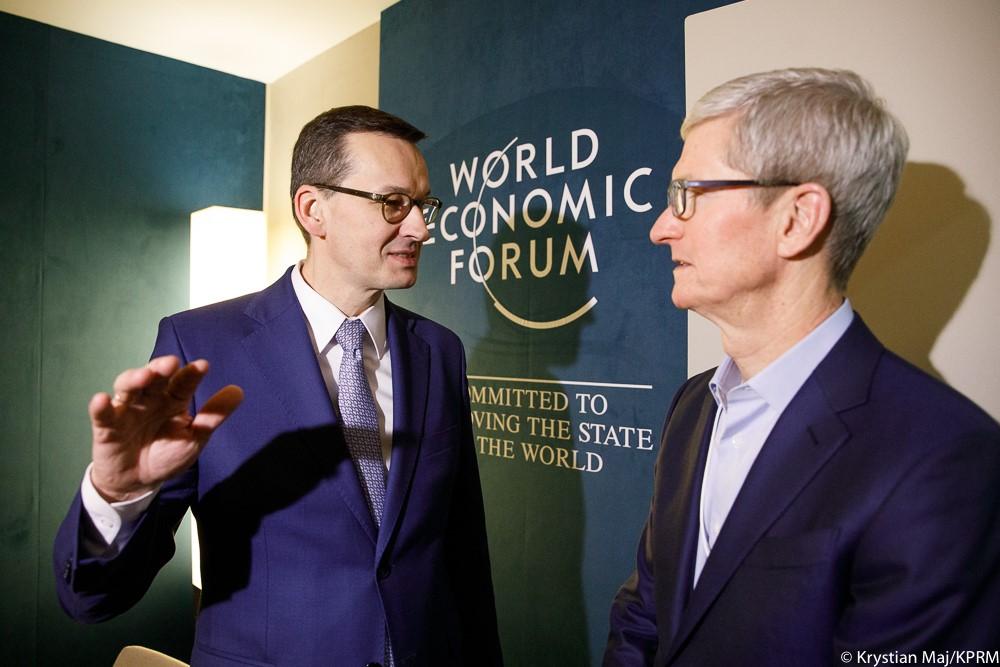 Premier Mateusz Morawiecki rozmawia z CEO Apple Timem Cookiem.