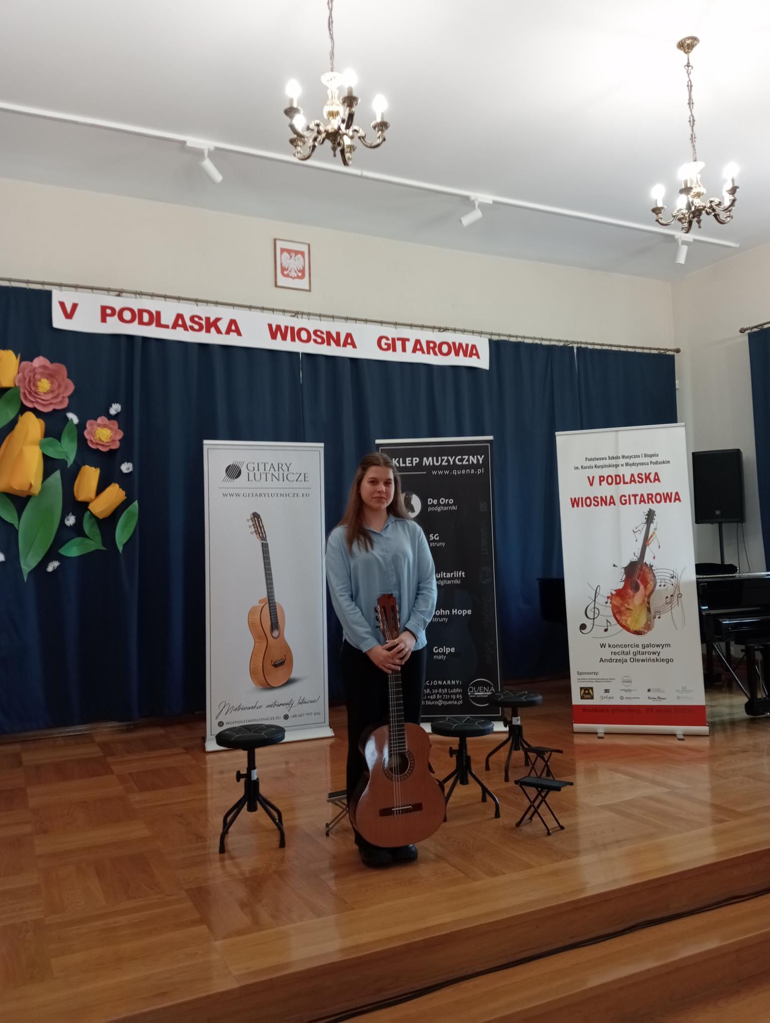 Zdjęcie uczennicy klasy gitary podczas konkursu