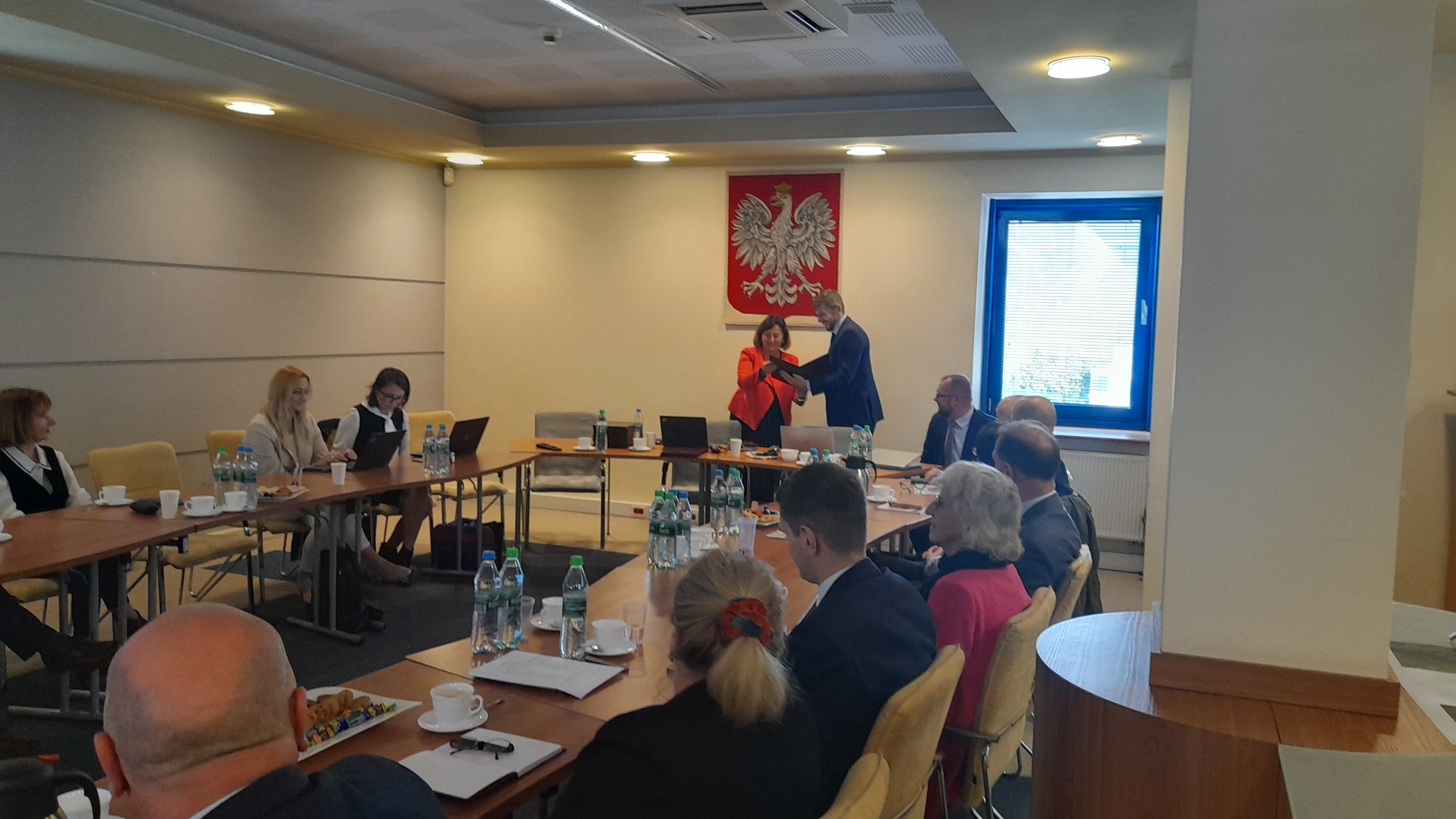  Zdjęcie przedstawia p.o.GGK Alicję Kulkę oraz przewodniczącego dr hab. inż. Paweł Hanus prof. AGH podczas posiedzenia.