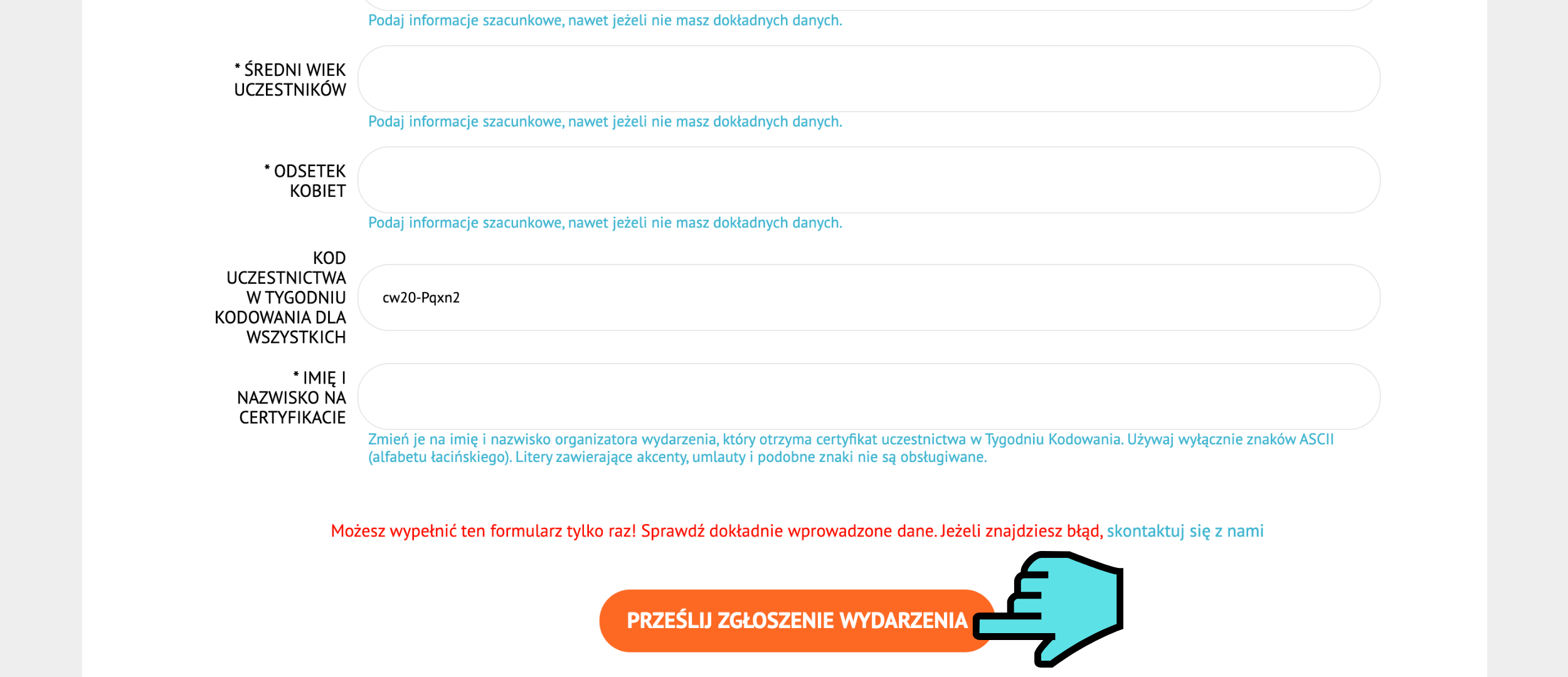 Grafika przedstawia stronę codeweek.eu po kliknięciu przycisku ““Zgłoś wydarzenie i odbierz certyfikat”. Na ekranie znajduje się ciąg dalszy formularza, zakończony pomarańczowym przyciskiem z napisem “Prześlij zgłoszenie wydarzenia”. Wskazuje na niego niebieski symbol kursora myszy.