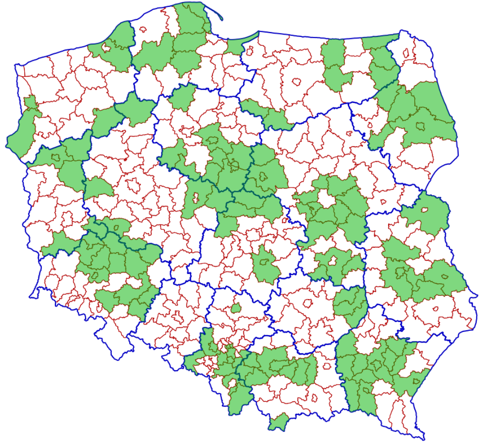 Ilustracja przedstawiająca mapę polski zawierającą granice administracyjne województw i powiatów. Kolorem zielonym zostały zaznaczone powiaty, które uruchomiły odbieranie zawiadomień elektronicznych o zmianach w Księgach Wieczystych.