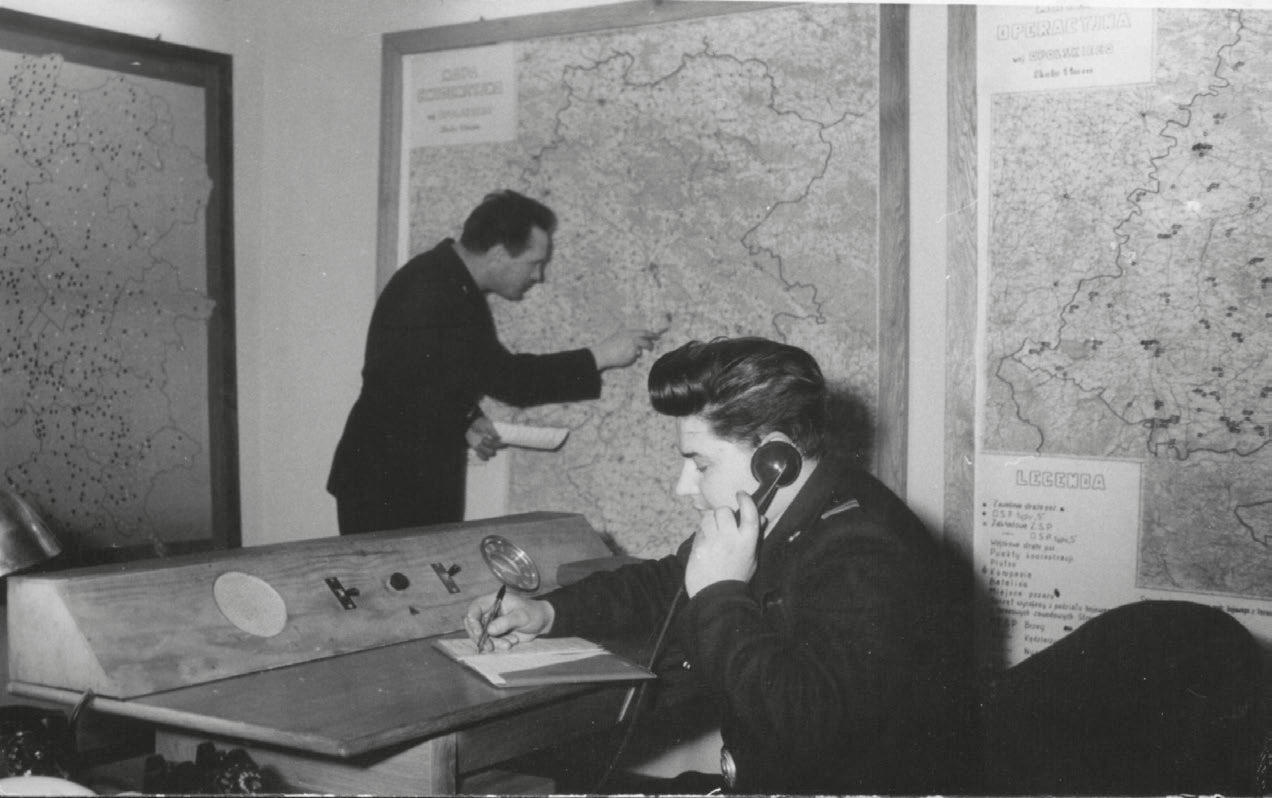 Zdjęcie przedstawia służbę na punkcie alarmowo-dyspozycyjnym