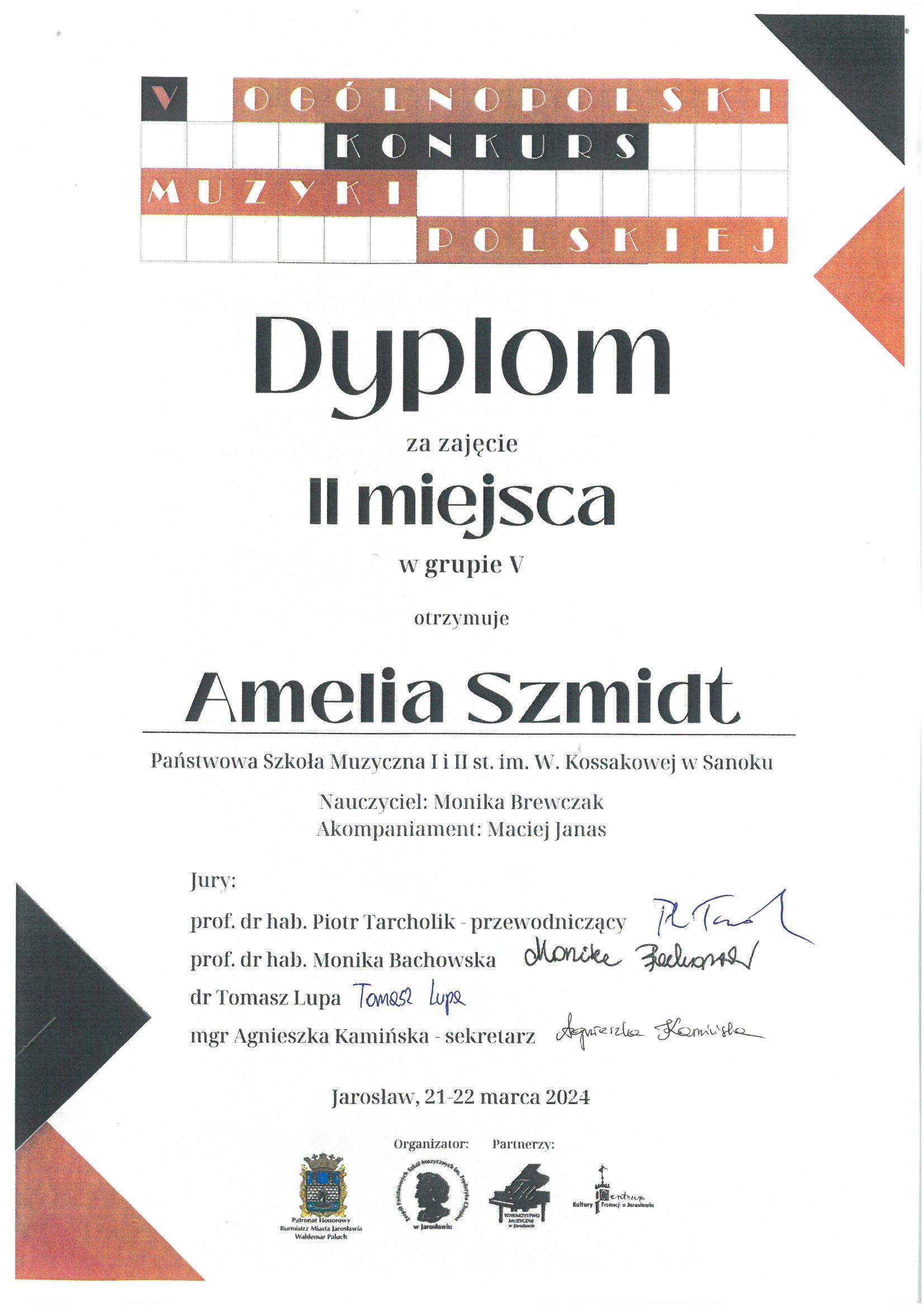 Dyplom - Amelia Szmidt - 2 miejsce w V Ogólnopolskim Konkursie Muzyki Polskiej w Jarosławiu. Czarne litery na białym tle, w rogach kolorowe trójkąty.