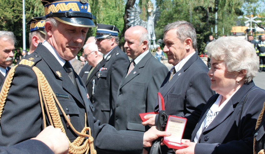 Zdjęcie przedstawia Komendanta Głównego PSP który wręcza pamiątkowe medale.