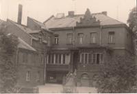 Budynek szkoły z 1978 roku w kolorze czarno-białym