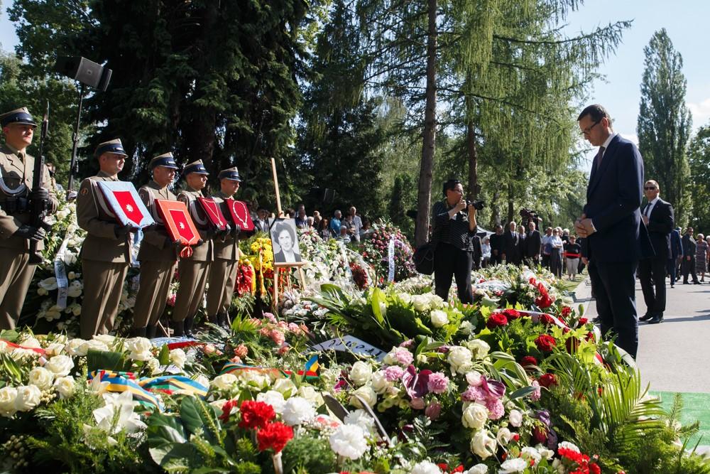 Premier Mateusz Morawiecki oddaje hołd Irenie Szewińskiej.