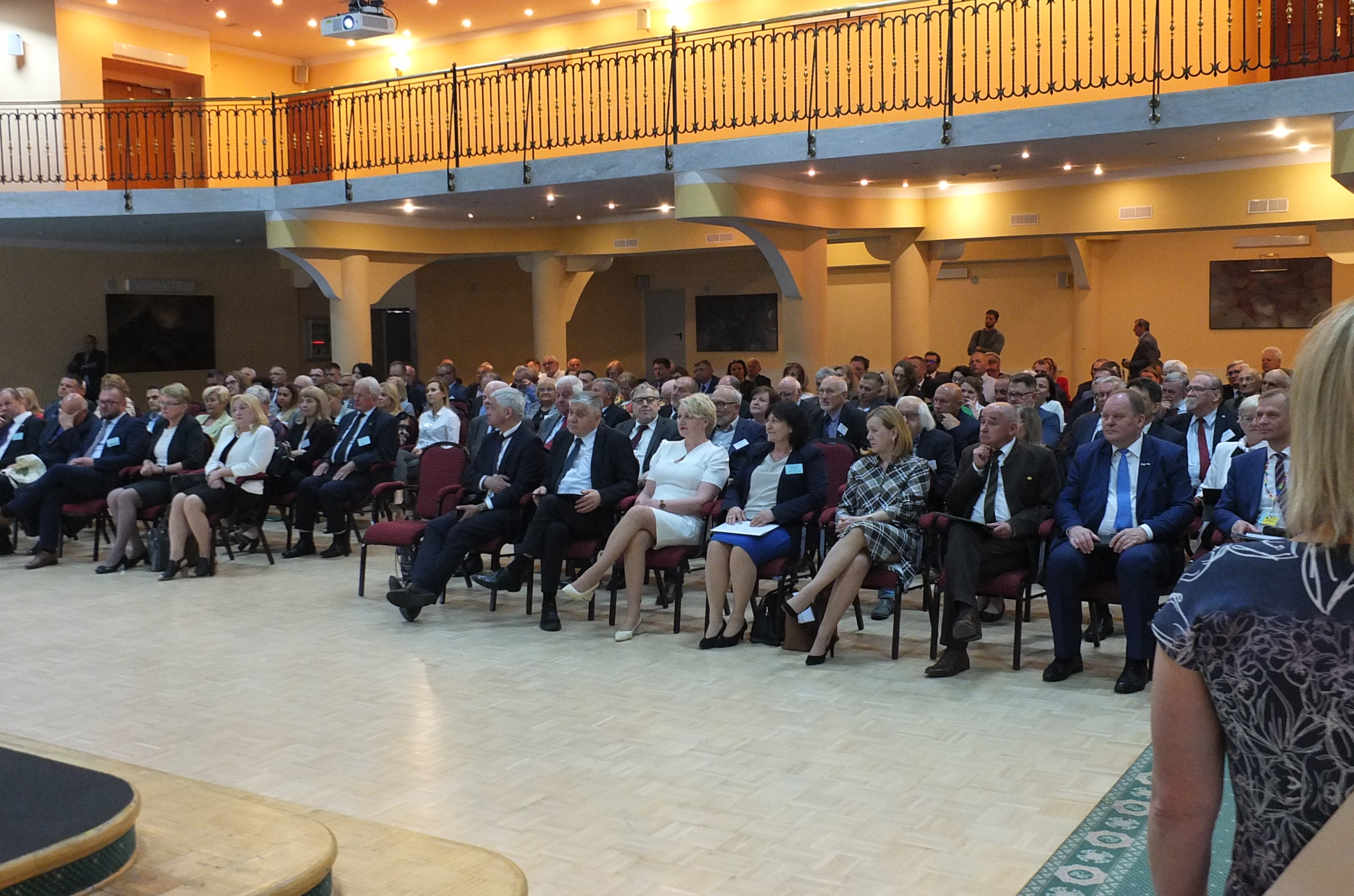 Alicja Kulka, p.o. Główny Geodeta Kraju siedzi na widowni w pierwszym rzędzie podczas otwarcia XL Walnego Zebrania Delegatów Stowarzyszenia Geodetów Polskich