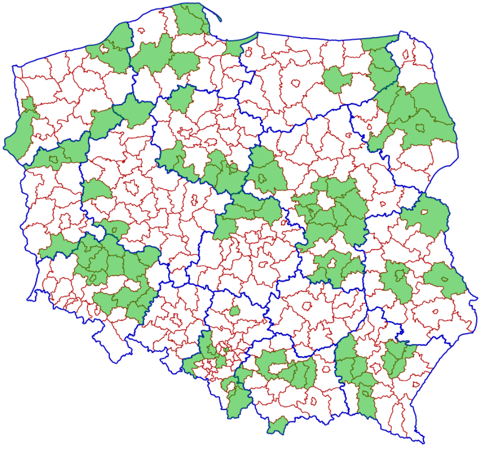 Ilustracja przedstawiająca mapę polski zawierającą granice administracyjne województw i powiatów. Kolorem zielonym zostały zaznaczone powiaty, które uruchomiły odbieranie zawiadomień elektronicznych o zmianach w Księgach Wieczystych.